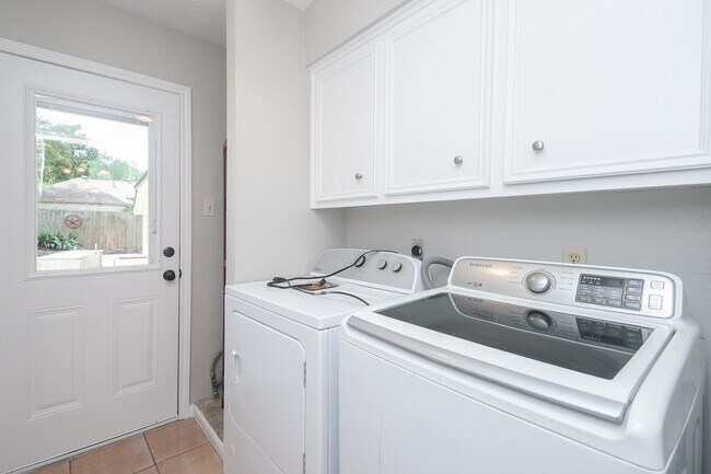 Building Photo - 1006 White Sands Rd