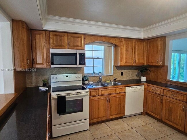 Building Photo - 2885 Cambridge Rd