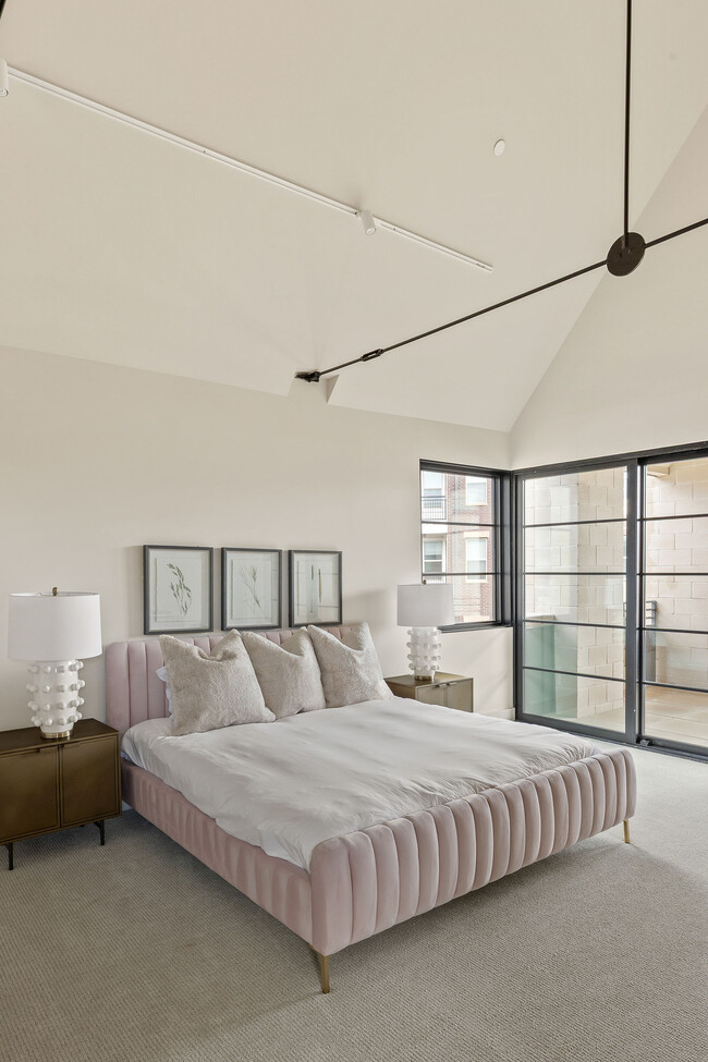 Building Photo - 1325 N Dewey Ave