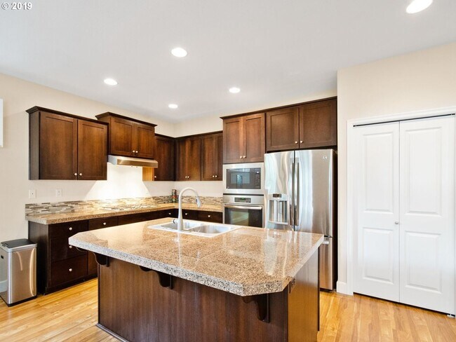 Building Photo - Gorgeous 4 Bed, 2.5 Bath Tuscany Home!