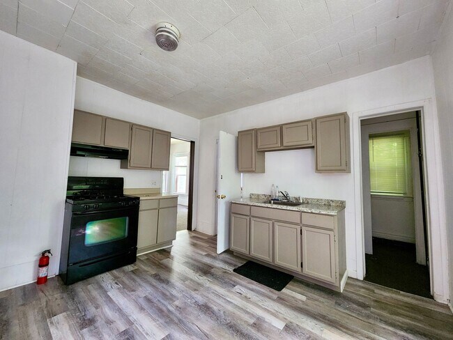 Building Photo - Spacious 5 Bedroom 2 Full Bath House | Front Porch | Back Yard | Off Street Parking | in-Unit Lau...