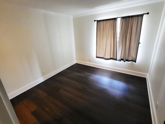 Building Photo - NEW PRICE REDUCTION!!! Beautiful Condo: 3 ...