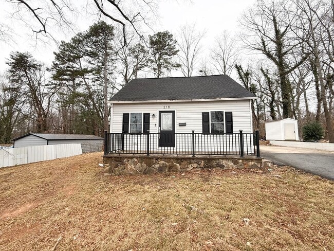 Building Photo - Renovated 2BR Home Minutes from Downtown Hickory – Washer & Dryer Included!