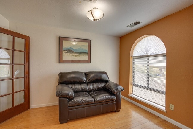 Building Photo - 420 Phoenix Cir