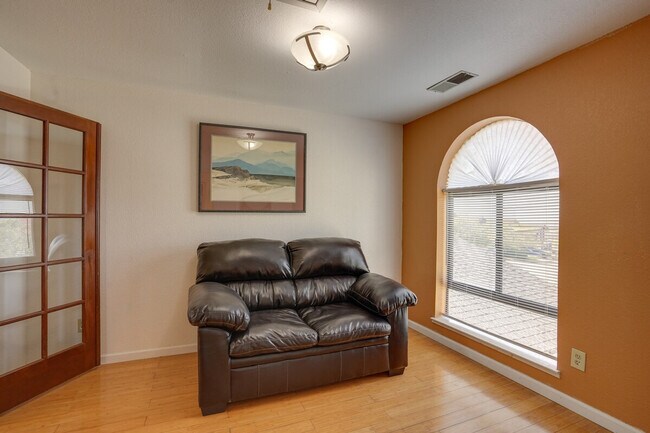Primary Photo - 420 Phoenix Cir