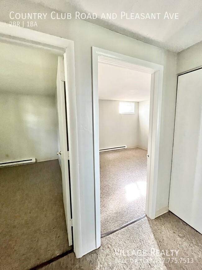 Building Photo - Roomy, remodeled 2-bed w/ on-site laundry ...