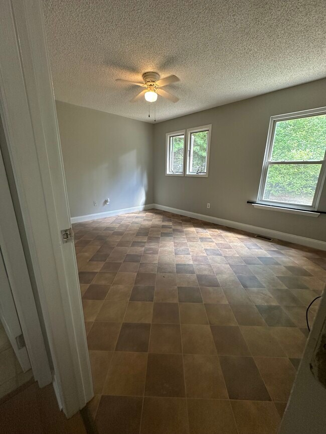 Building Photo - 16 Woodside Ln