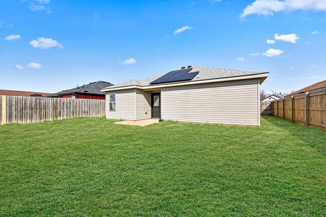 Building Photo - Charming 3-Bed Home in Rogers – Spacious Yard, Modern Comfort, Great Location