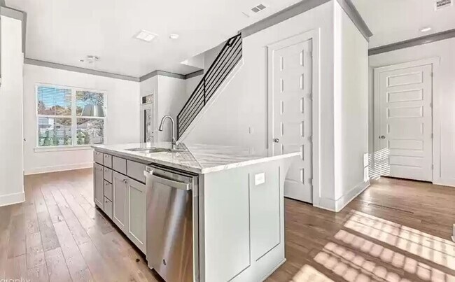 Building Photo - New construction in the heart of East Fayetteville!