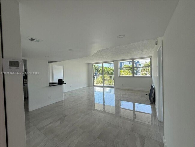 Building Photo - 2 bedroom in north miami Beach FL 33160