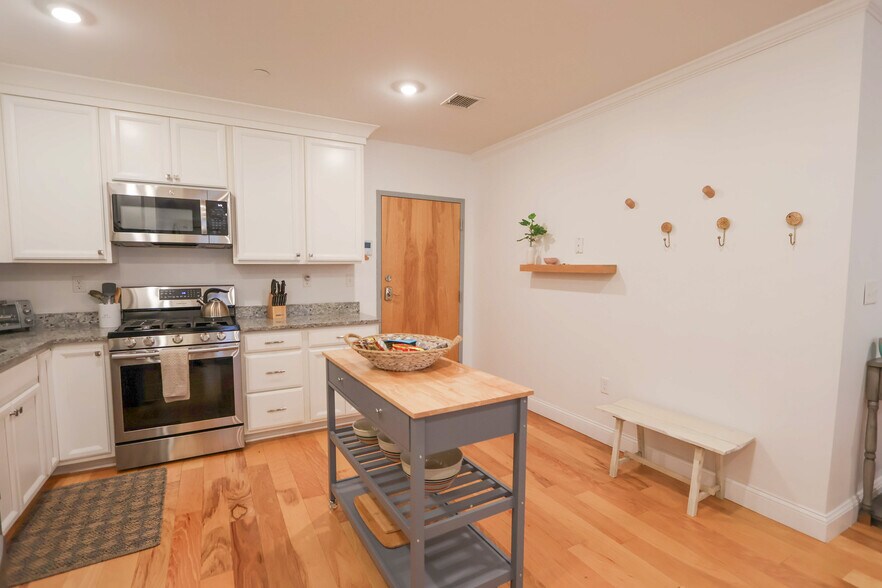 Building Photo - 1008 Tremont St