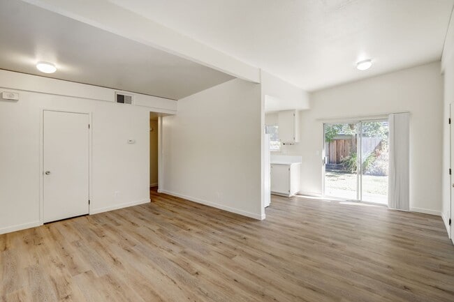 Building Photo - 406 Scripps Dr
