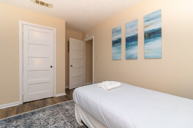 Building Photo - 3912 Crestview Dr