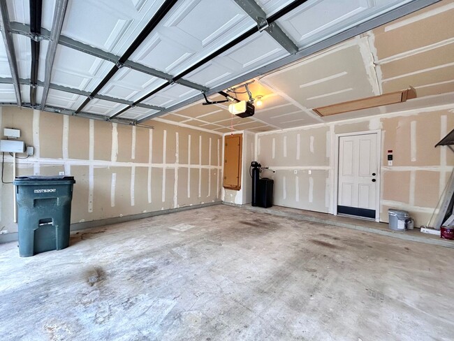 Building Photo - Move-In Ready 3/BR 2/BA Home Featuring Fireplace, Garage & Private Yard