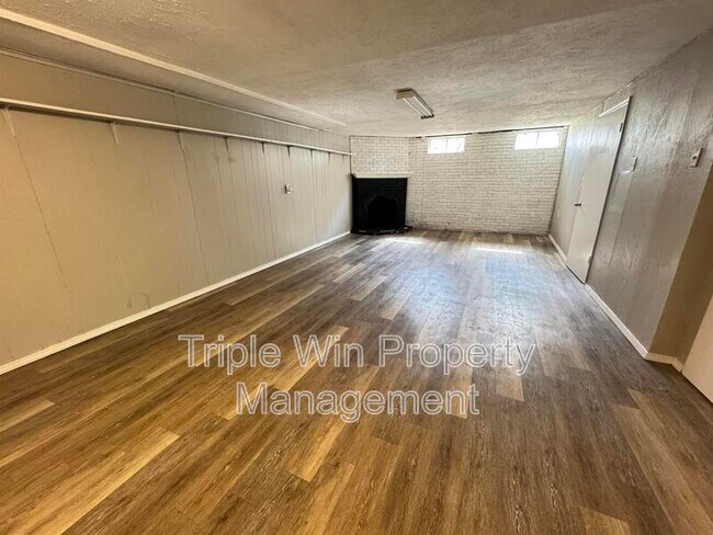 Building Photo - 513 Coachway Ln