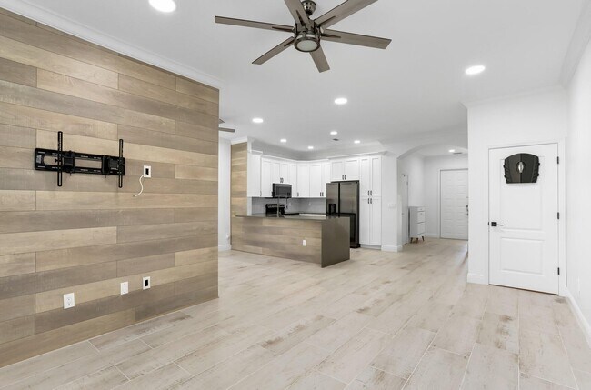 Building Photo - 384 River Bluff Ln