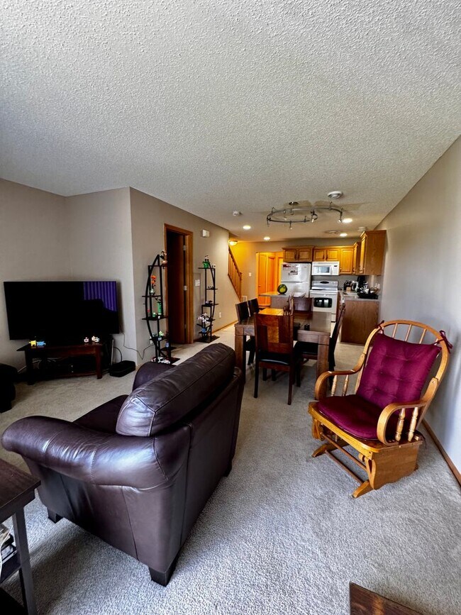 Building Photo - Affordable Non-smoking townhouse in SW Rochester 2beds 2 baths 1 car attached garage washer dryer...
