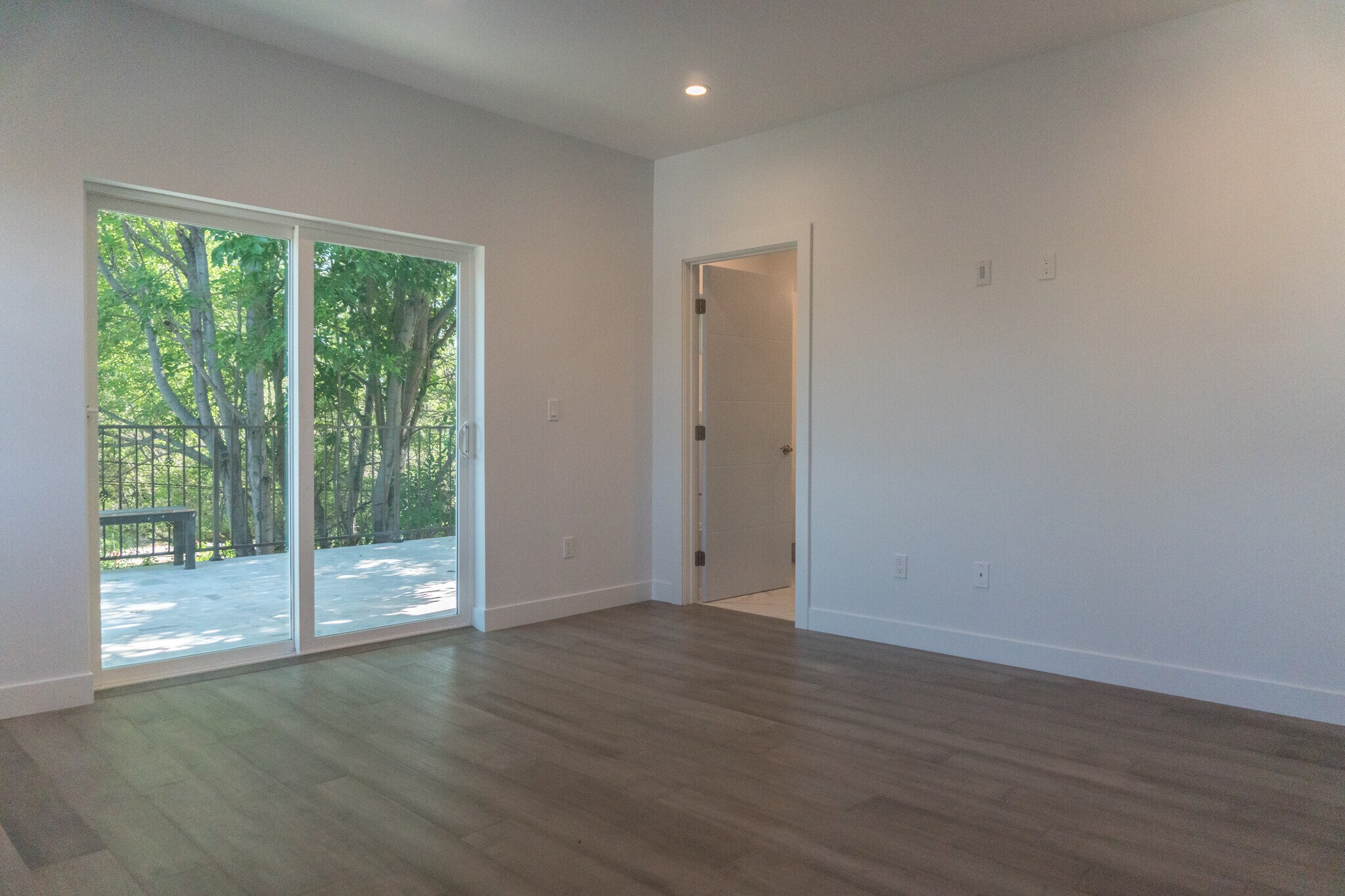 Building Photo - 6850 Encino Ave