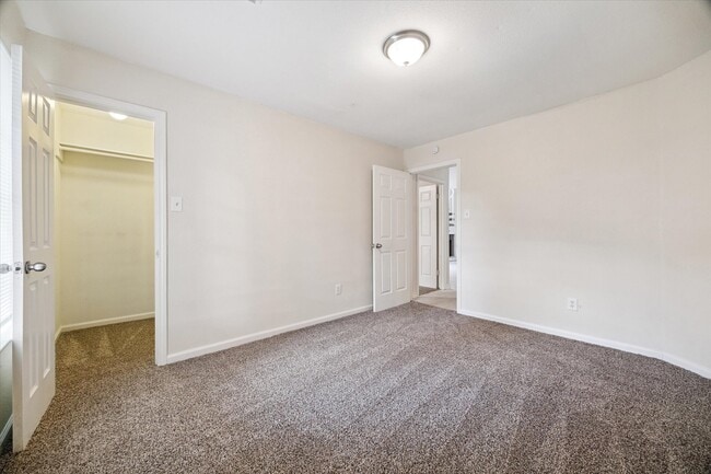 Building Photo - 5715 S Magazine Cir