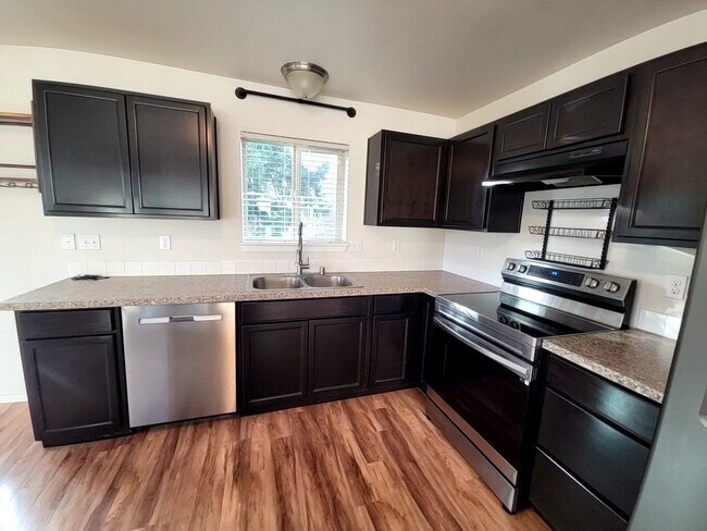 Building Photo - Large 4 Bed Split, Available Now! Pets Okay!