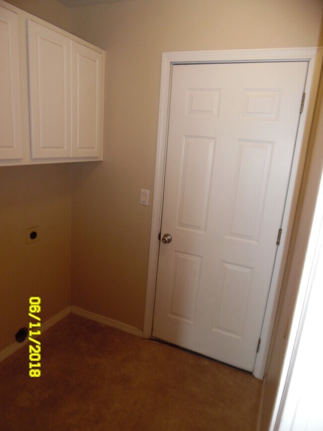 Building Photo - 467 NW Meadows Dr