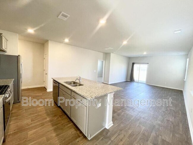 Building Photo - 216 N Lgt Wy