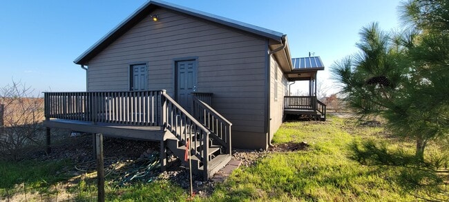 Building Photo - Spacious Two Bedroom home - Country Settin...
