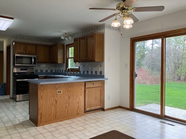 Building Photo - Spacious 4 bedroom, 2.5 Bath Two Story Home