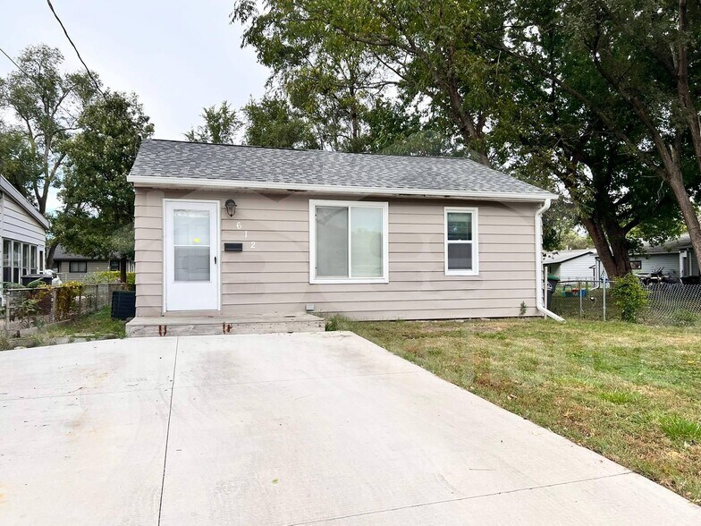 Primary Photo - 612 E Edison Ave