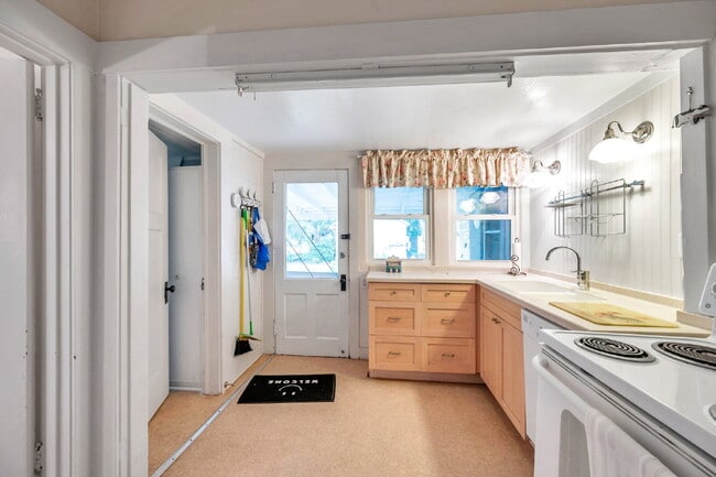 Building Photo - Gulfport Arts District Living — Furnished 3BR Bungalow with Large Yard and Easy Coastal Access |