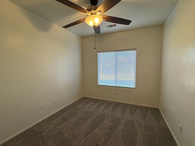 Building Photo - Spacious home with a pool! MOVE IN SPECIAL