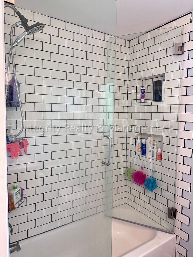 Building Photo - 3367 W Arlington Ave