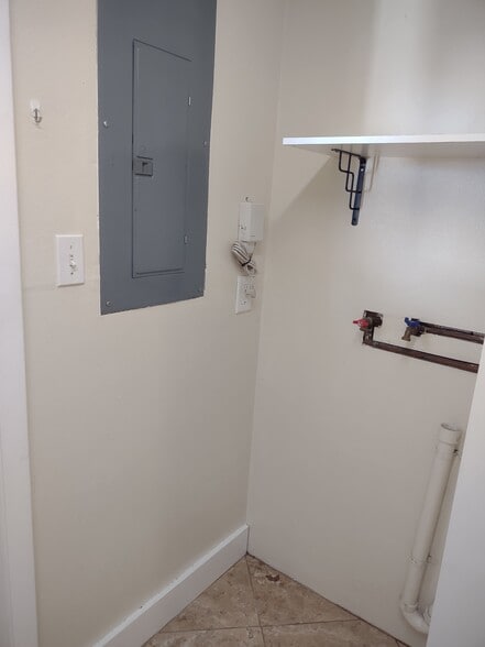 Laundry Room with extra storage - 4121 Iris St N