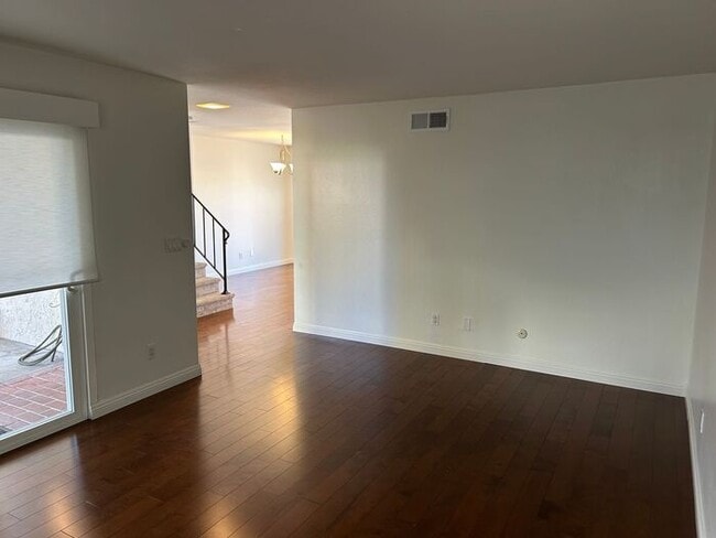Building Photo - FANTASTIC 3BD TOWNHOUSE FOR LEASE!