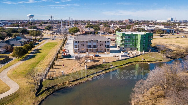 Building Photo - 736 N Plano Rd