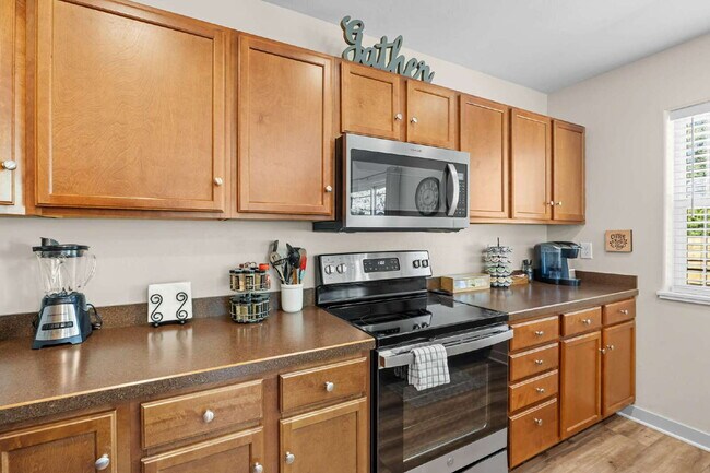 Building Photo - Charming & centrally located- Avail October 1st thru May 31st.