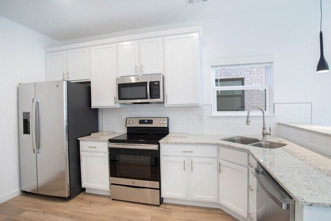 Building Photo - Sleek & Charming Newly Constructed Townhouse in Downtown Fayetteville!