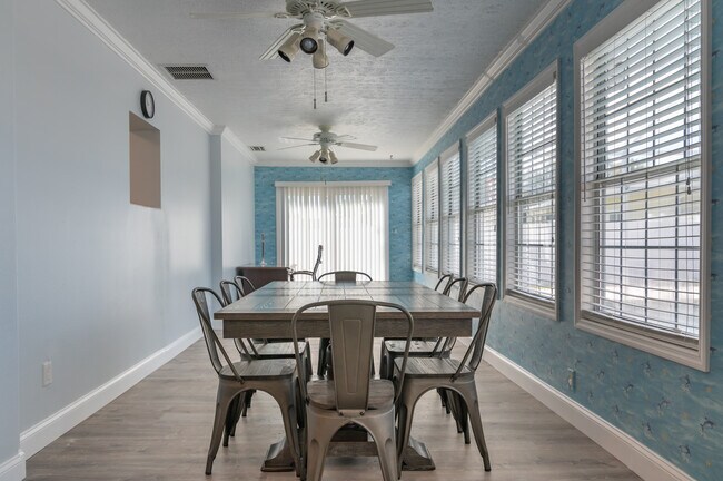 Building Photo - 2130 Pinehurst St