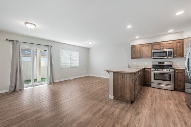 Building Photo - Townhome 3 bed 2.5 bath