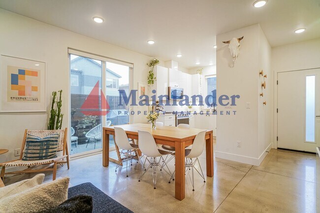 Building Photo - Modern Living in the Heart of Richmond, Just Blocks from Division Street This Home will not last ...