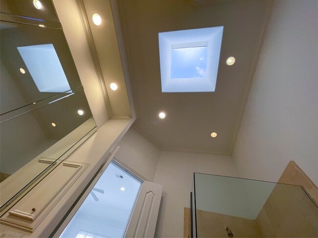 Building Photo - 1329 Hyde Park Blvd