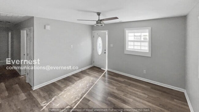 Building Photo - 3 Bed, 2 Bath Home with Off-Street Parking / Pet-Friendly / Vouchers Accepted / Available Now!