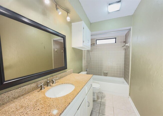 Building Photo - 812 Countrywood Ln