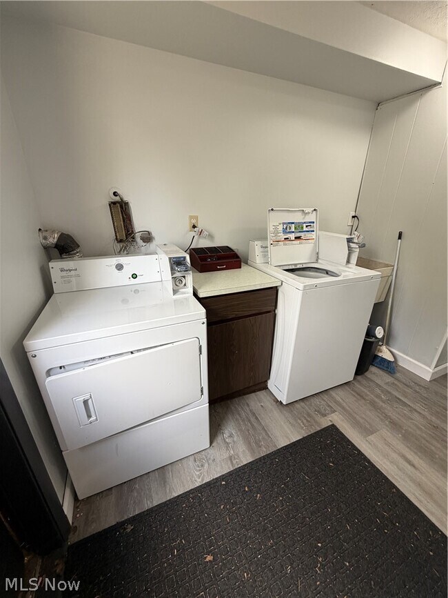 Building Photo - 21 Wayne St SE