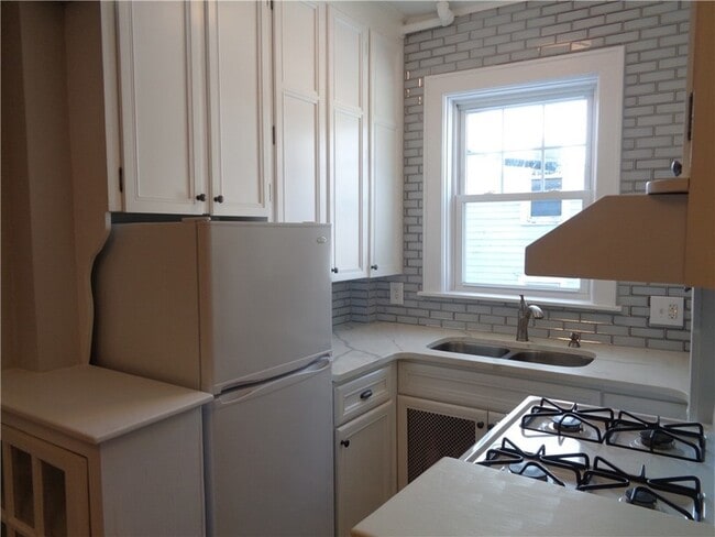 Building Photo - 164 Pine St