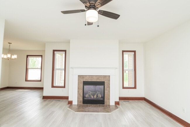 Building Photo - 3 Bedroom / 2 Bathroom Home for Rent in Va...