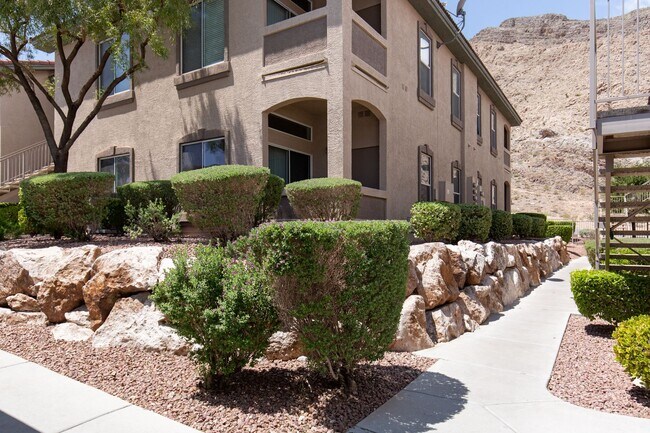 Building Photo - 1st floor two bedroom in upscale NW commun...