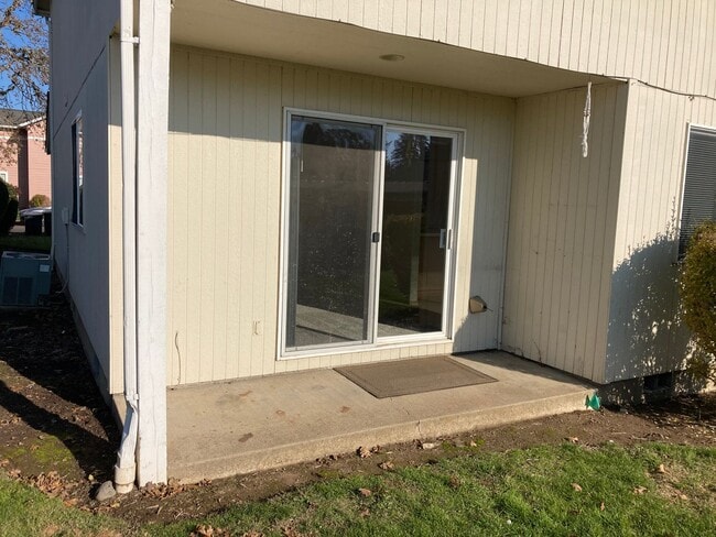 Building Photo - Three Bedroom Duplex in Keizer, Landscaping Included!