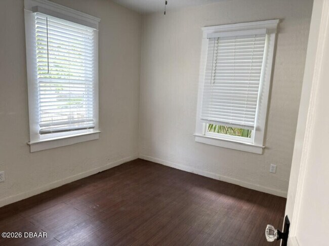 Building Photo - 221 N Oleander Ave