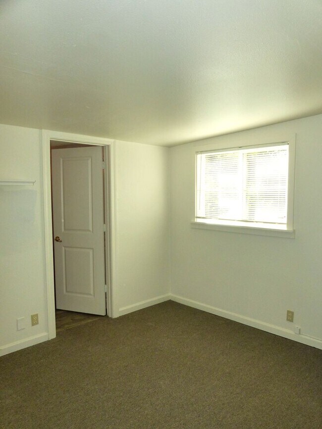 Building Photo - MON301